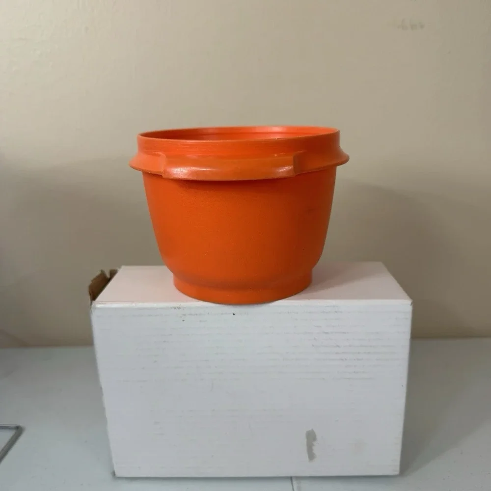 Tupperware Servalier Bowl 20oz #886 Burnt Orange Container with Lid Vintage